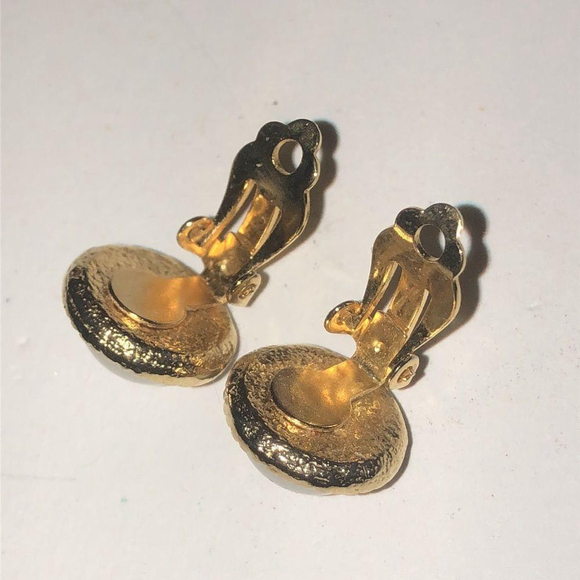 Vintage Gold Tone Classic Faux Pearl Round Boho Clip On Earrings - Picture 5 of 5